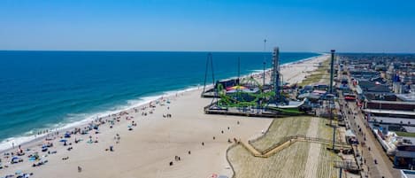 Una playa cerca, arena blanca