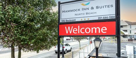 Schild des Hammock Inn & Suites in North Beach, mit Adresse und Telefonnummer.