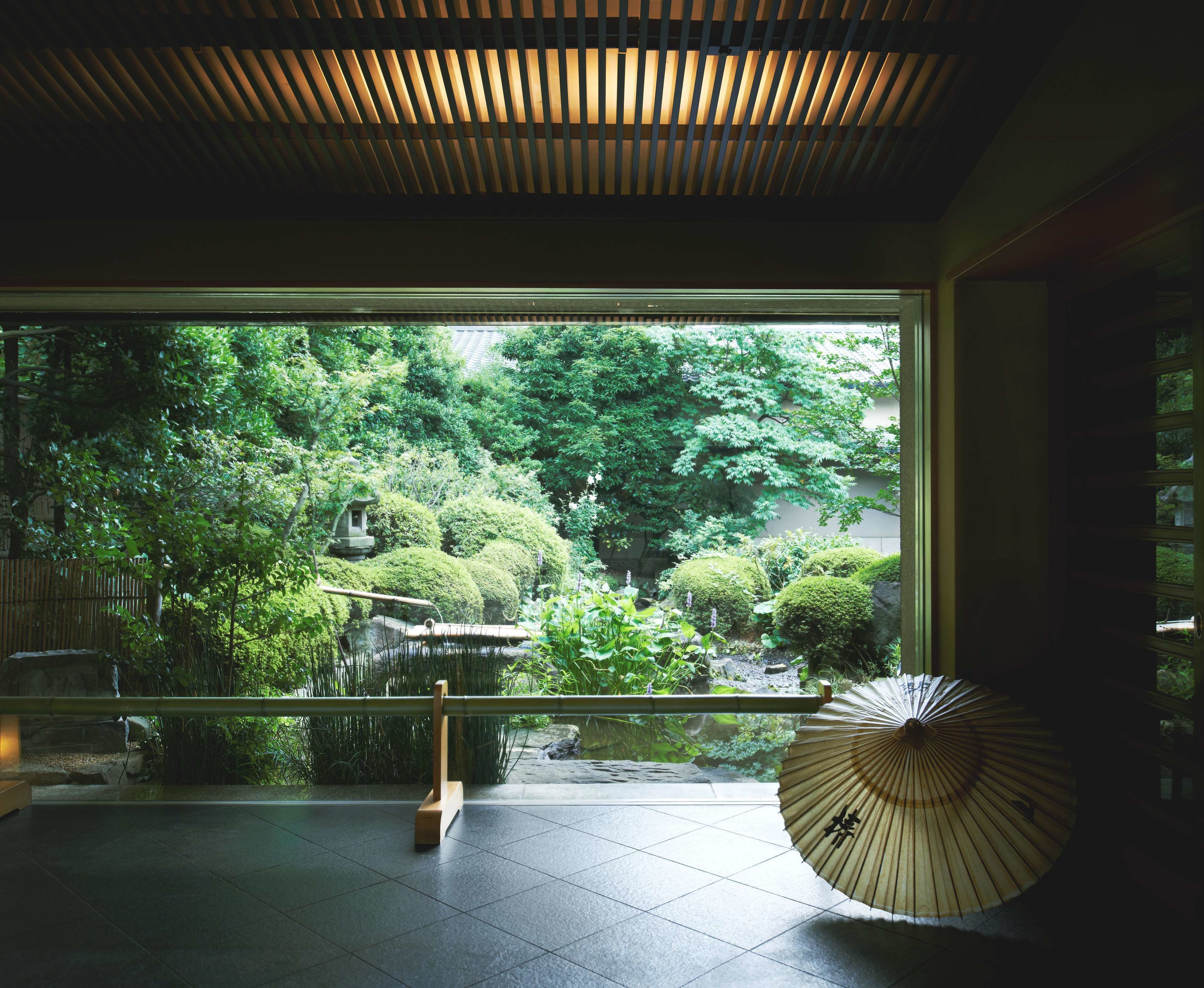 7 间餐厅，供应早餐、午餐和晚餐，日本菜