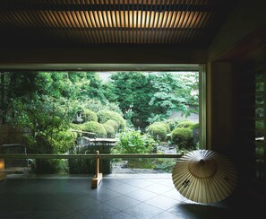 7 restaurantes, se sirven desayunos, comidas, cenas y cocina japonesa