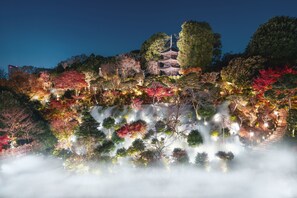 A traditional Japanese pagoda surrounded by autumn foliage and illuminated by soft lights. - Hotel Chinzanso Tokyo (Tokyo)