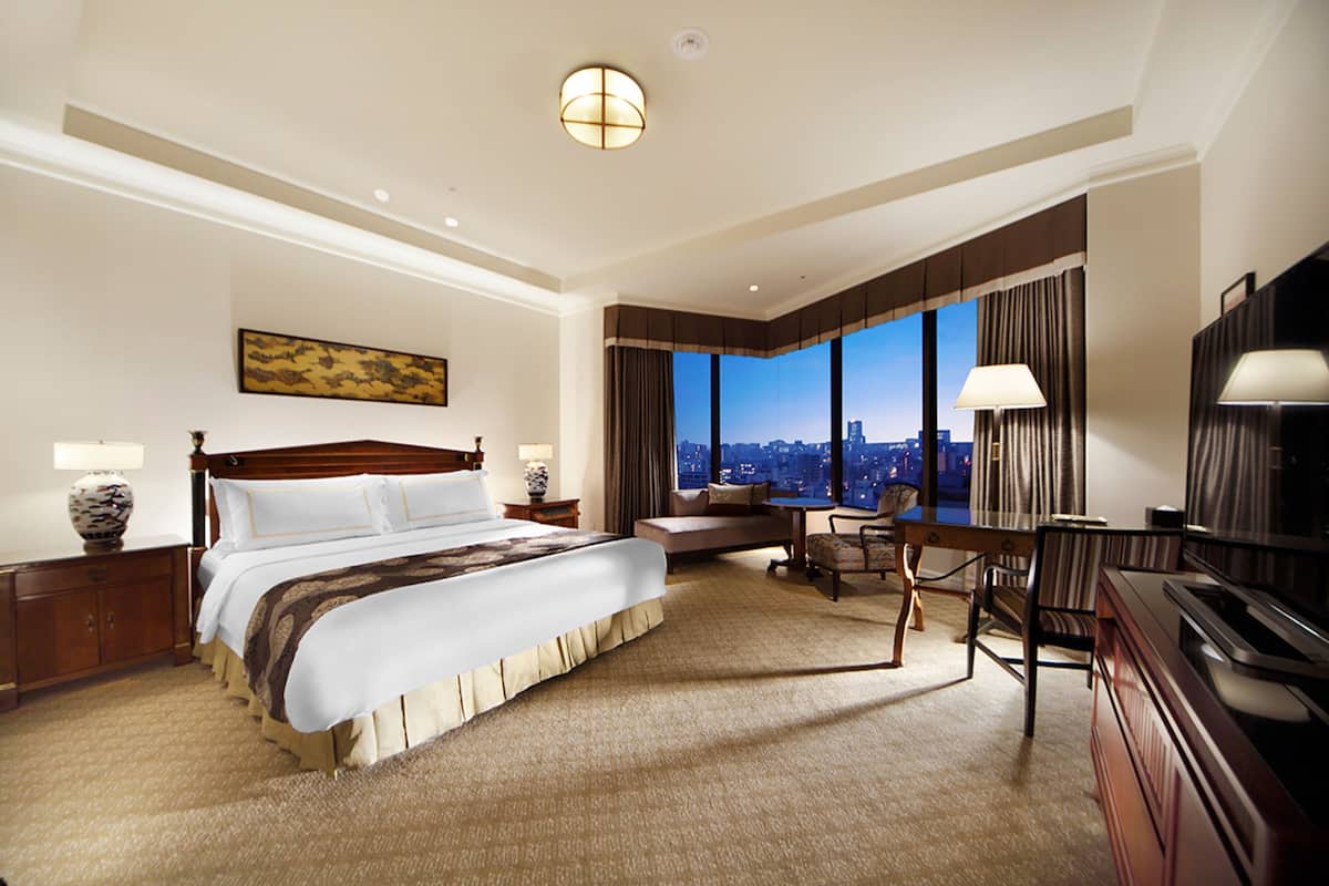 premium bedding, minibar, in-room safe, desk