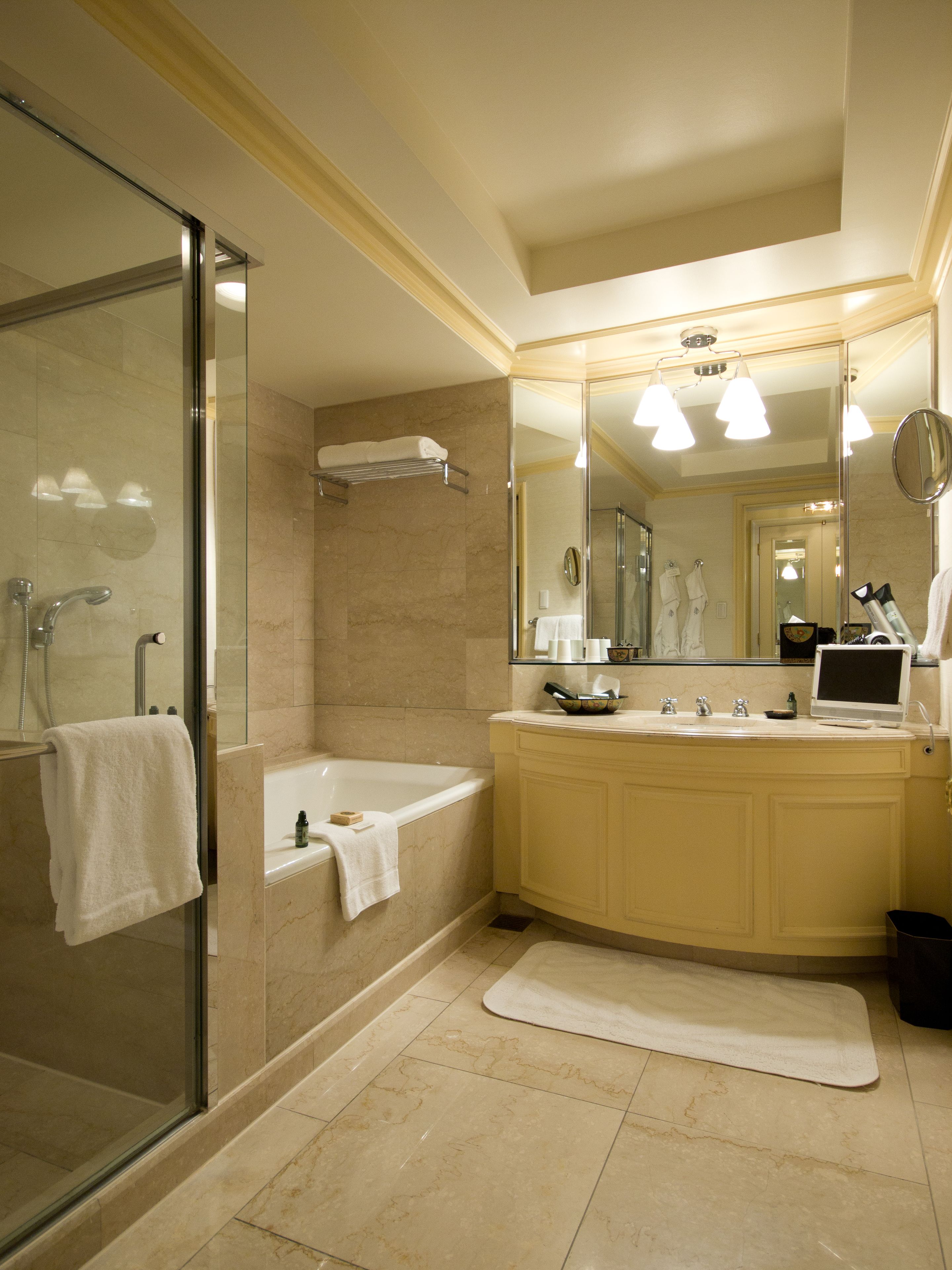Une salle de bain moderne avec une douche à parois de verre, une baignoire, un meuble-lavabo avec un miroir et un évier.