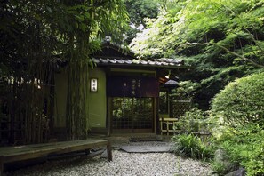 7 restaurants; breakfast, lunch, and dinner served