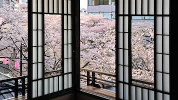 7 間餐廳;供應早餐、午餐、晚餐;日本菜