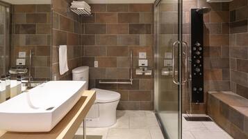 Habitación doble superior, 1 cama de matrimonio, no fumadores (Factory Modern) | Baño | Secador de pelo, zapatillas, bidé y toallas