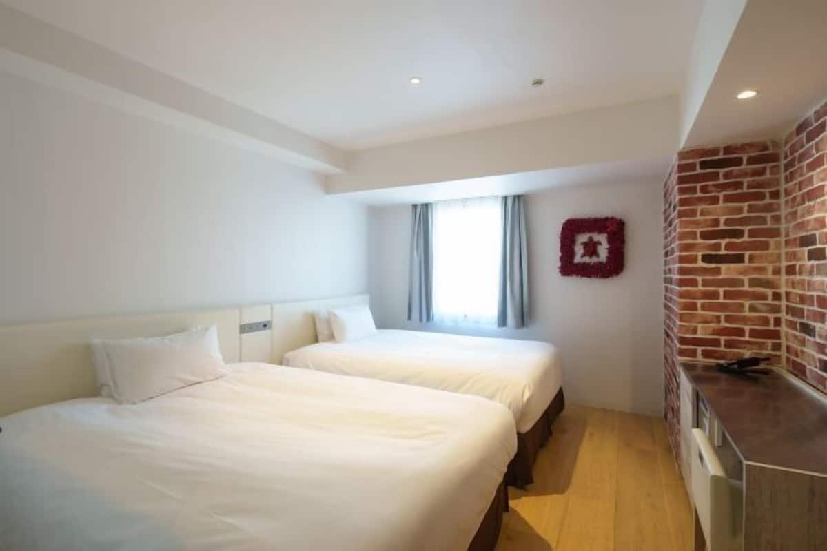 Premium bedding, down comforters, in-room safe, desk