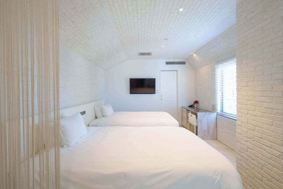 Executive Twin (Cave), Non-snoking | Premium bedding, in-room safe, individually furnished, desk