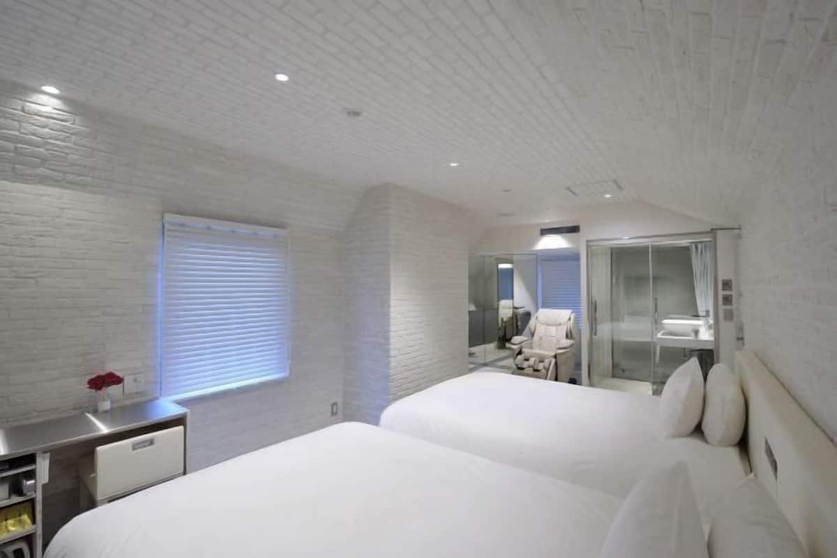 Premium bedding, in-room safe, individually furnished, desk