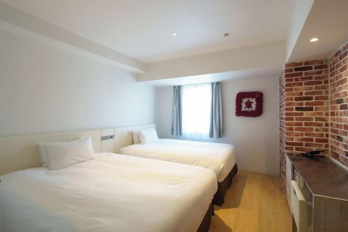 Premium bedding, down comforters, in-room safe, desk
