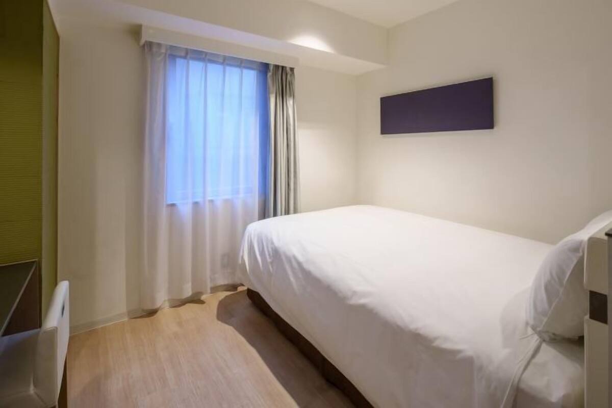 Premium bedding, down comforters, in-room safe, desk