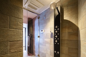 Executive-Zweibettzimmer, Nichtraucher (Kominka, Old folk house) | Badezimmer | Haartrockner, Hausschuhe, Toilette mit elektrischem Bidet, Handtücher