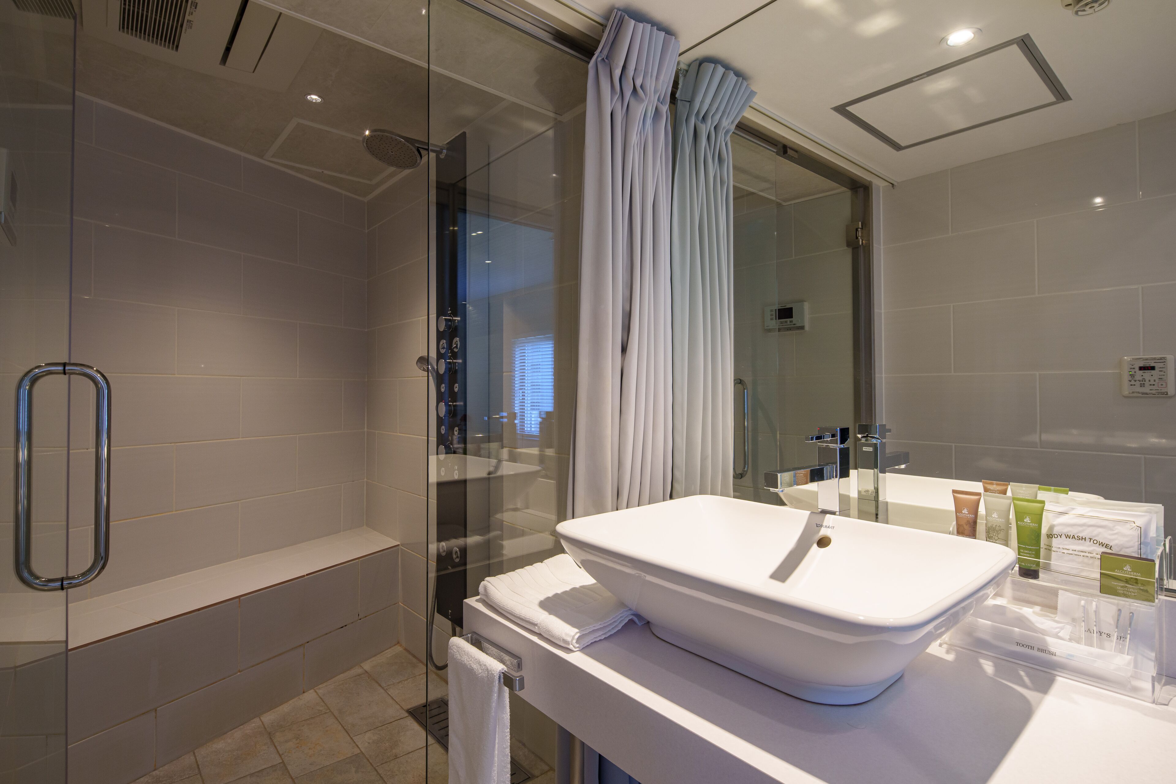 executive twin (cave), non-snoking | bathroom | shower, hair dryer, slippers, electronic bidet