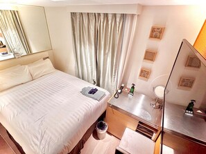 Premium bedding, down comforters, in-room safe, individually decorated - Shibuya Hotel En (Tokyo)