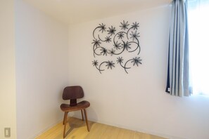 [改装済] ファクトリーモダンツインコンフォート 禁煙 (大人最大2名, 6歳以下のお子様は添い寝無料) | 高級寝具、羽毛の掛け布団、セーフティボックス (室内)、客室ごとに異なる装飾