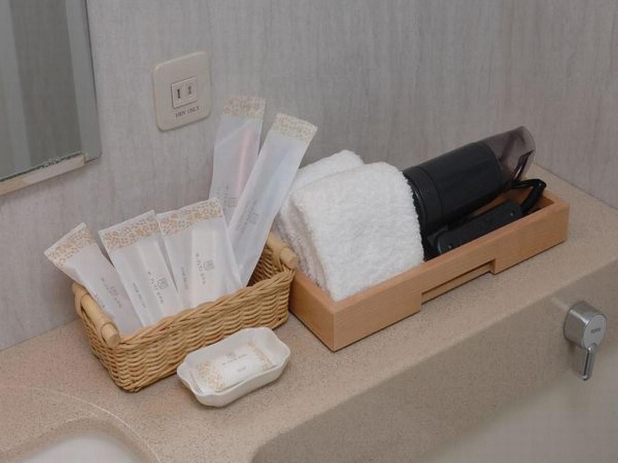 combined shower/bathtub, deep-soaking bathtub, free toiletries