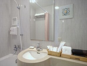 Combined shower/bathtub, deep-soaking bathtub, free toiletries