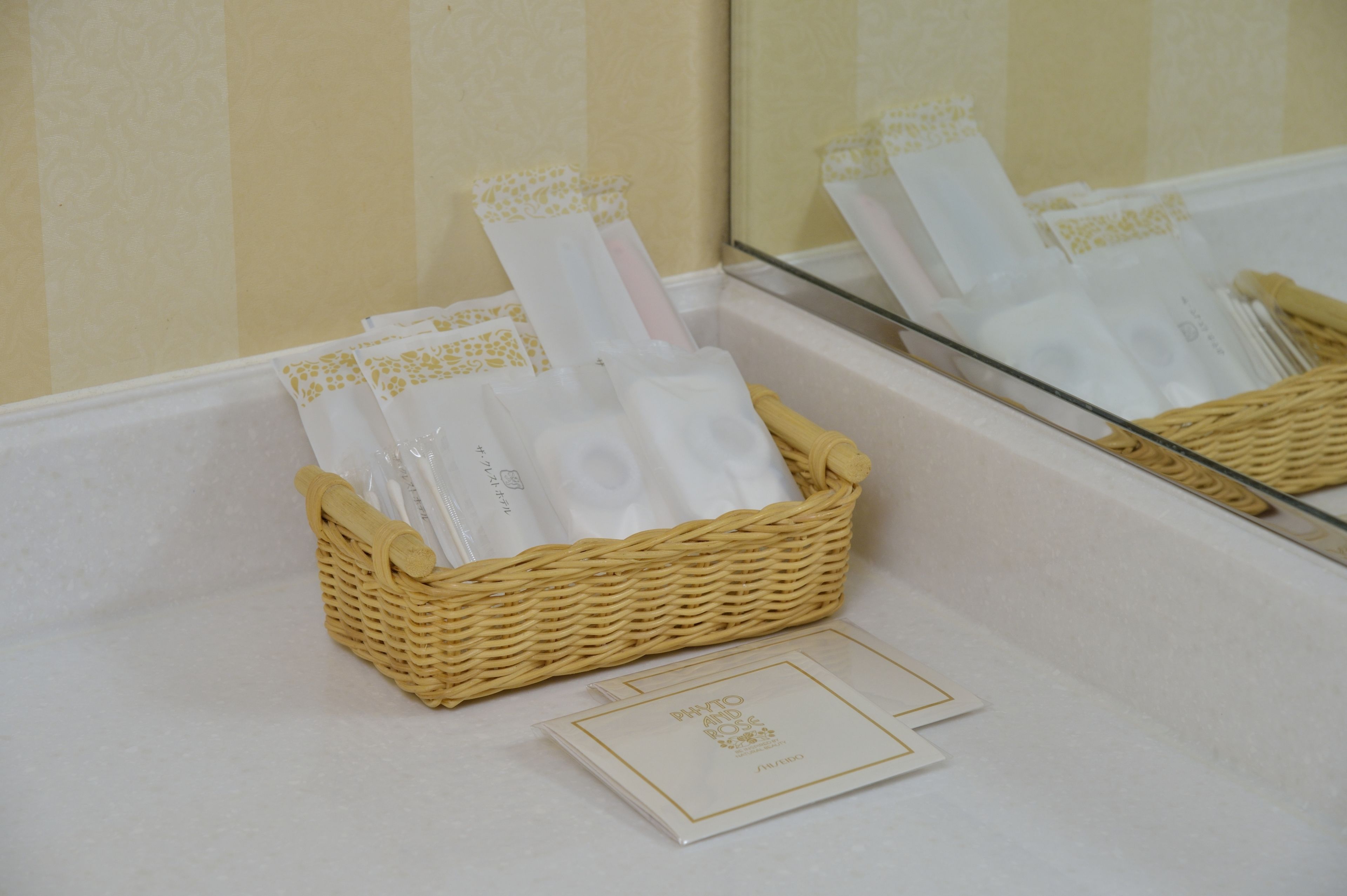 combined shower/bathtub, deep-soaking bathtub, free toiletries