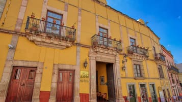 Vista frontal de la propiedad
