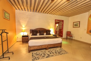 Suite Deluxe, 1 llit de matrimoni gran, frigorífic i microones, vistes a la ciutat | 12 dormitoris, caixa forta a l'habitació i planxa i posts de planxar 