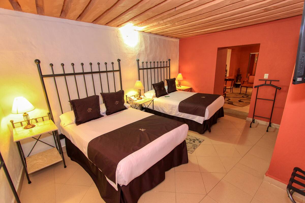 Suite familiar, 2 camas dobles, frigorífico y microondas, vistas a la ciudad | 12 dormitorios, caja fuerte, tabla de planchar con plancha y wifi gratis