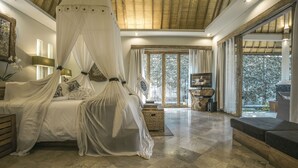Quarto espaçoso com cama grande, televisão e vista para o exterior.