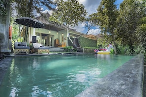 Minibar, in-room safe, individually decorated, desk - KajaNe Mua (Ubud)