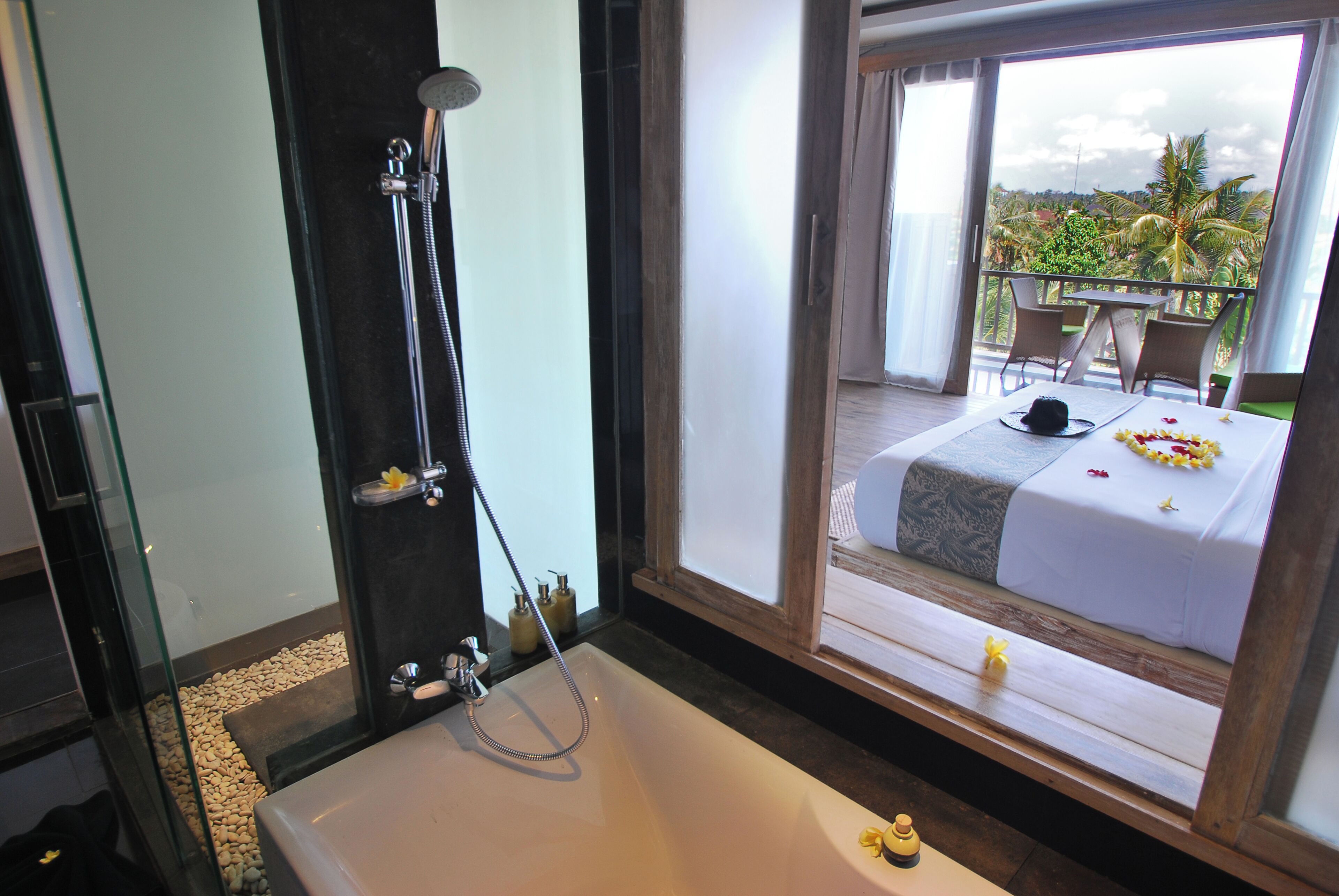 Un baño con bañera, ducha y cabina de vidrio.