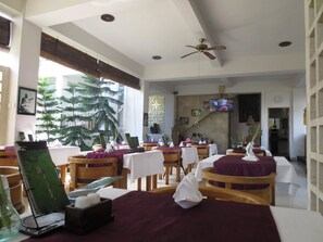 Se ofrece un desayuno bufé (173250 IDR por persona)