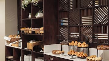 Aperto a colazione, pranzo e cena, cucina internazionale