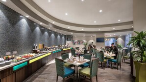 Un espace repas moderne comprenant un buffet, des places assises et un comptoir.
