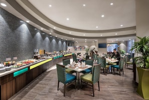 Se sirven desayunos y cocina internacional