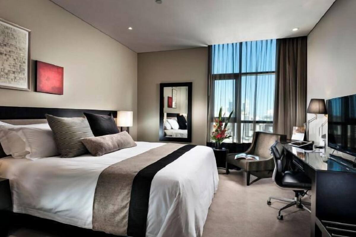 Minibar, in-room safe, laptop workspace, blackout drapes