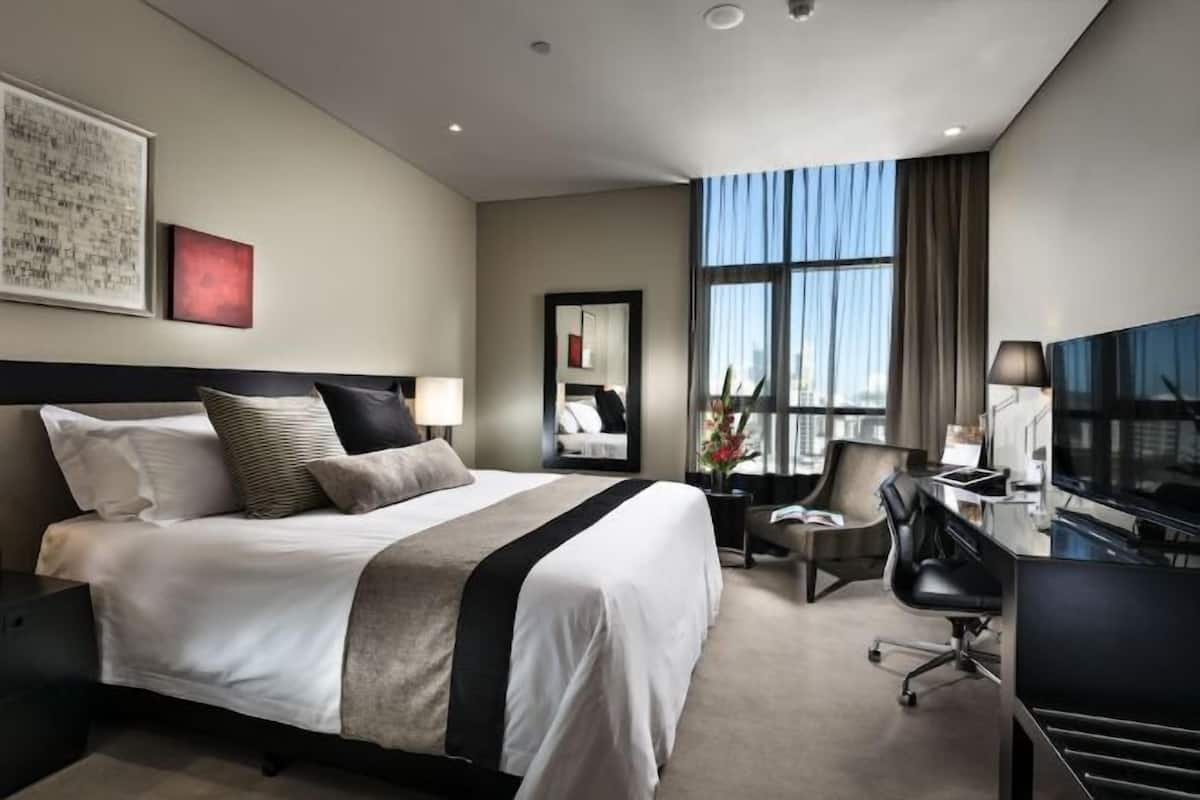 Minibar, in-room safe, laptop workspace, blackout curtains