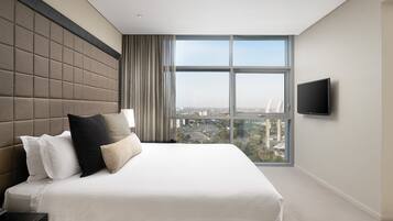 Executive Suite, 1 Bedroom | Minibar, in-room safe, laptop workspace, blackout curtains