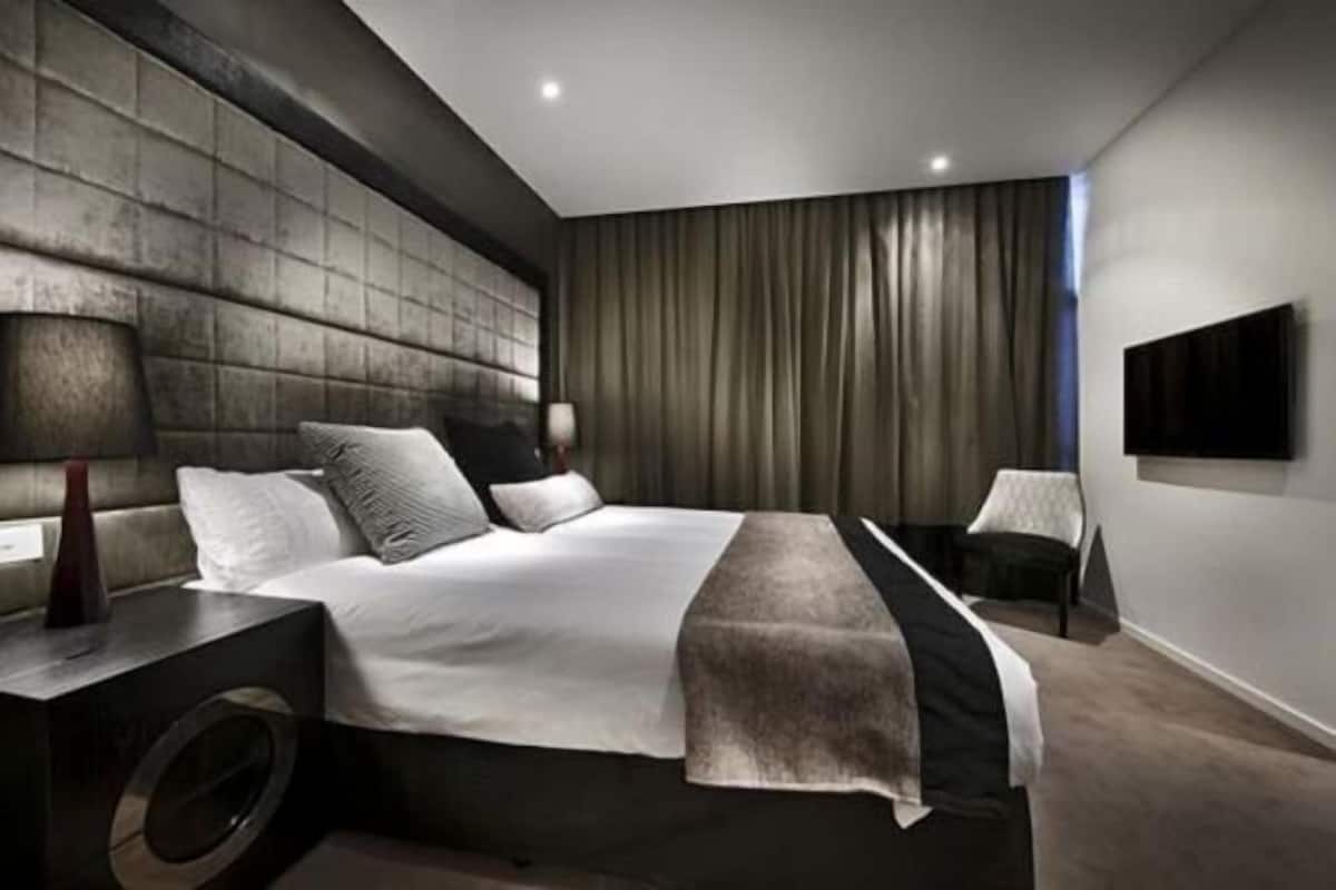 Minibar, in-room safe, laptop workspace, blackout curtains