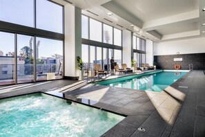 Indoor pool, sun loungers - Fraser Suites Perth (Perth)