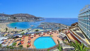 Un complexe hôtelier doté d’une grande piscine, d’une plage et offrant une vue sur l’océan.