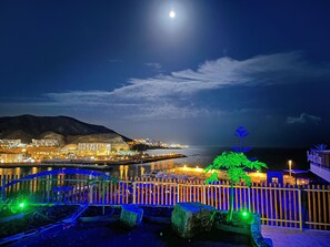 A coastal hotel with a view of the sea and a mountain in the background. - Punta del Rey - Adults Only (Mogan)