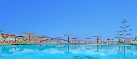 Una piscina al aire libre, tumbonas