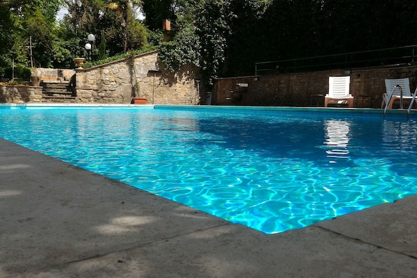 Alberca al aire libre por temporada y sombrillas en la alberca