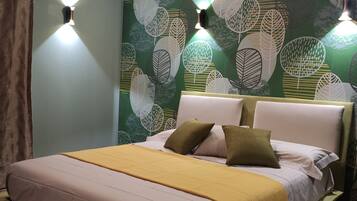 Junior-Suite, Poolzugang, Hügelblick | Italienische Bettbezüge von Frette, hochwertige Bettwaren