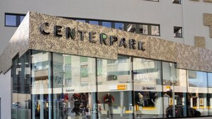 A building with a sign reading "CENTERPARK". - Centerpark Apartments (Visp)