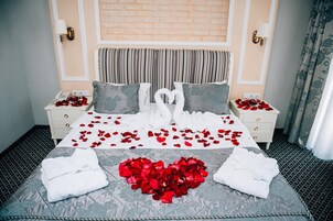 Minibar, caja de seguridad en la habitación y escritorio 