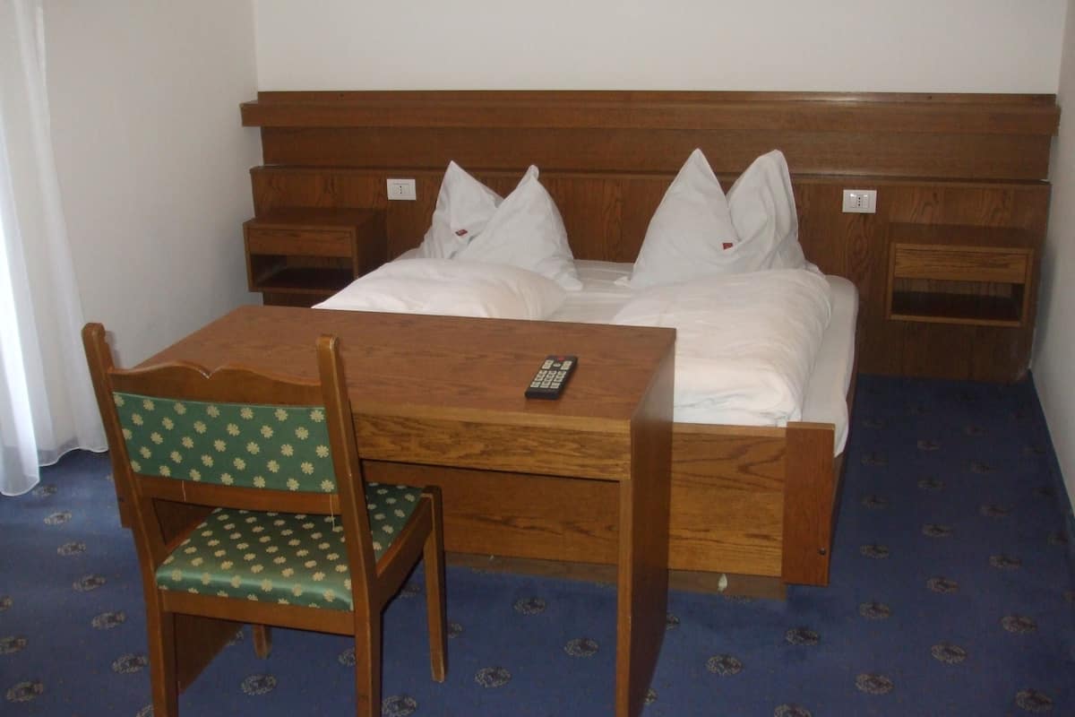 Donzen dekbedden, bedden met traagschuimmatras, een bureau