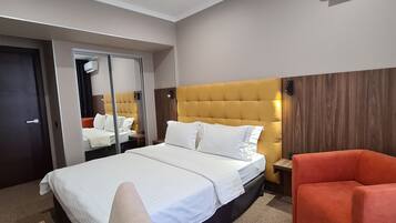 Traditionelt værelse - 1 queensize-seng | Minibar, skrivebord, mørklægningsgardiner, lydisolering