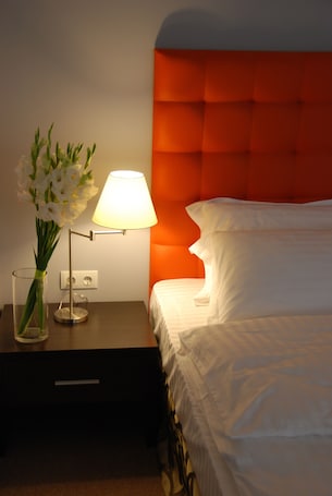 Comfort Room, 1 King Bed | Minibar, desk, blackout drapes, soundproofing