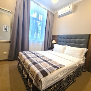 Single Room | Desk, blackout drapes, soundproofing, iron/ironing board - Bontiak Hotel (Kyiv)
