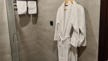 Traditional Room, 1 Queen Bed | Bathroom