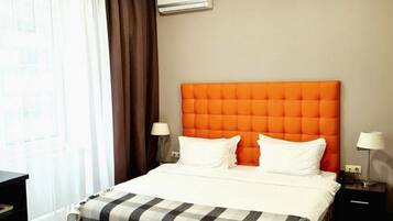 Habitación Confort, 1 cama de matrimonio grande | Minibar, escritorio, cortinas opacas y sistema de insonorización